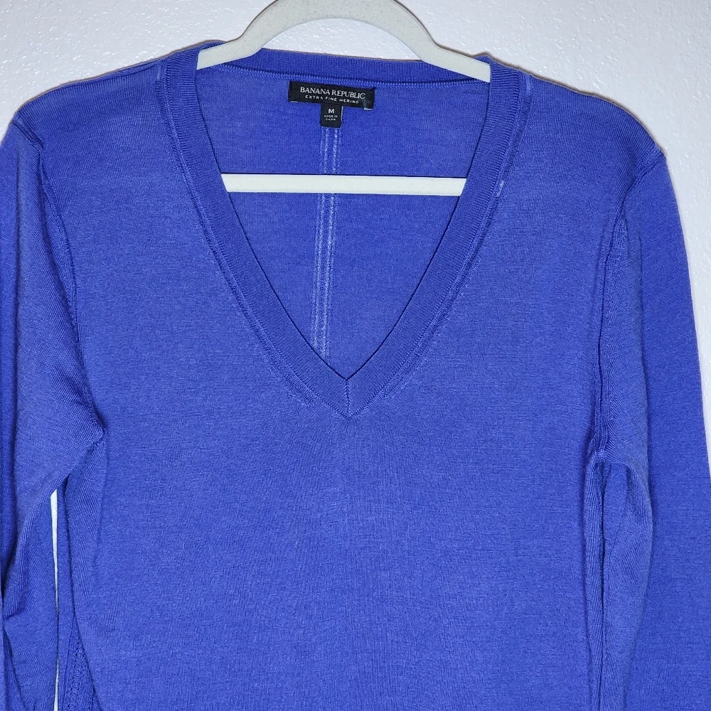 Banana Republic Extra Fine Merino Wool V-Neck Sweater Royal Purple size Medium